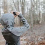 hombre-busca-cobertura-movil